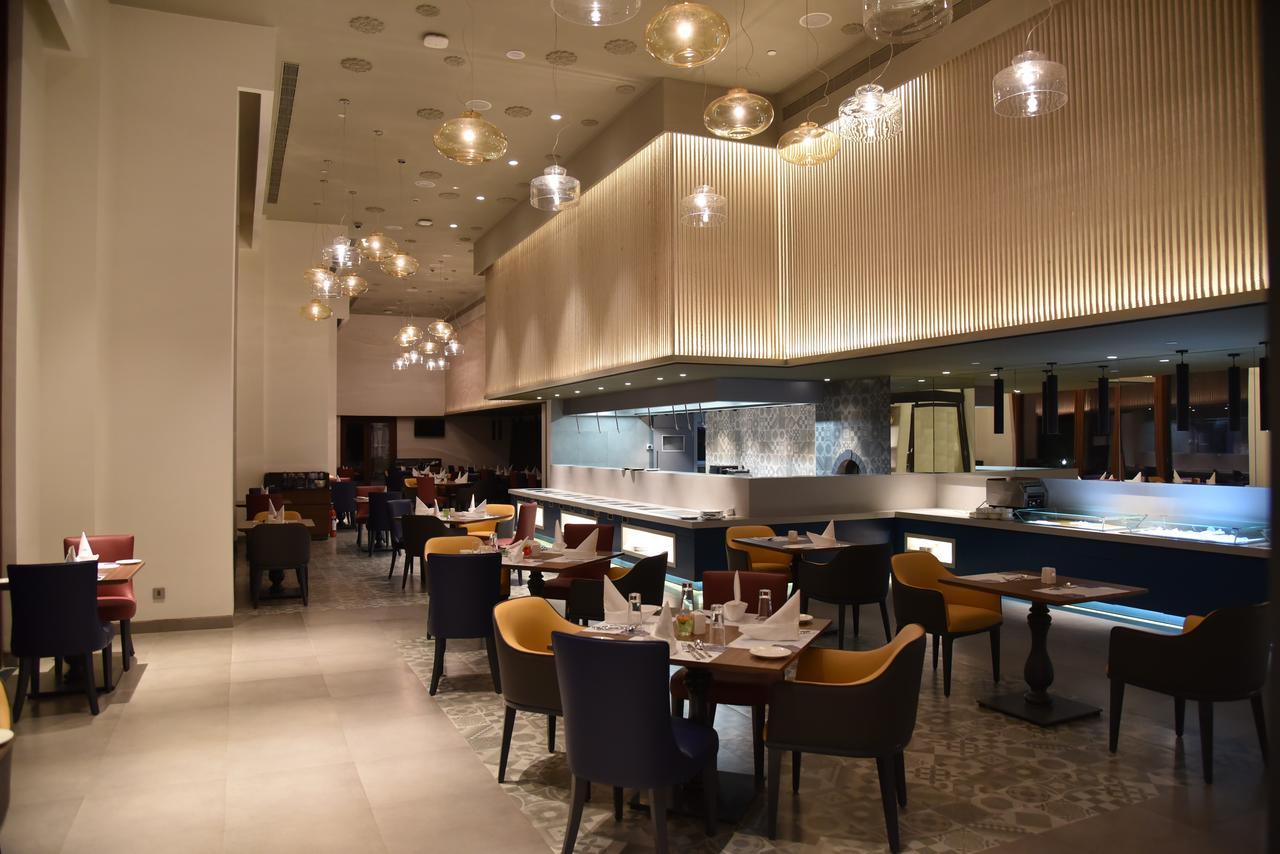 Grand Mercure Mysore - An Accor Brand Екстериор снимка The interior of the restaurant